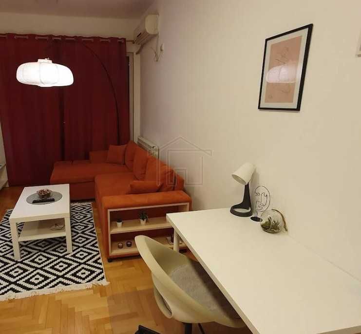 Дава се под наем Двустаен апартамент в Пловдив, Кършияка - 57 кв.м за 239.7 € - Снимка #1