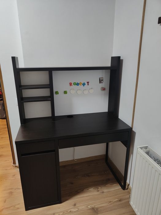 Birou Ikea cu rafturi și tabla metalica pentru magneti