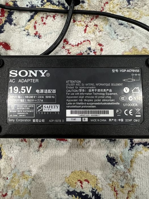 сетевой адаптер (блок питания) , аккумулятор для ноутбука Sony.