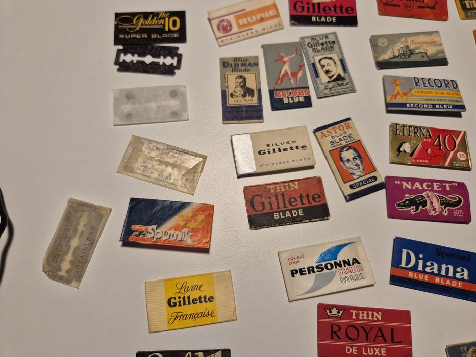 Colectie de ambalaje si lame de ras retro
