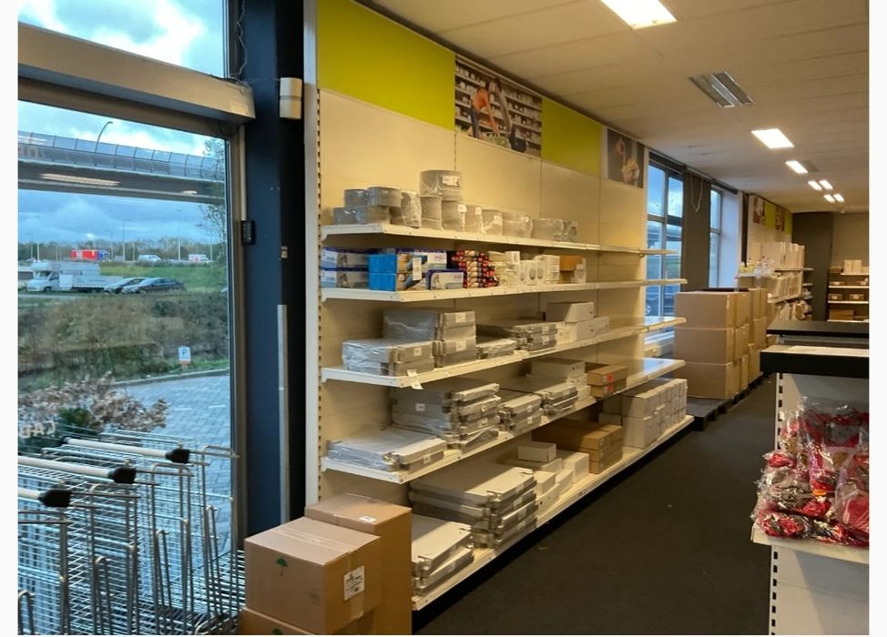 Vând rafturi magazin