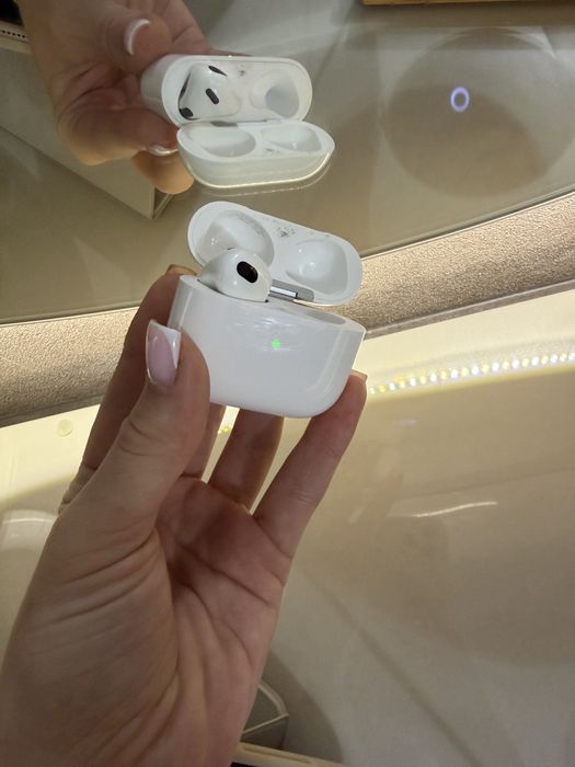 Наушник с кейсом Airpods 3