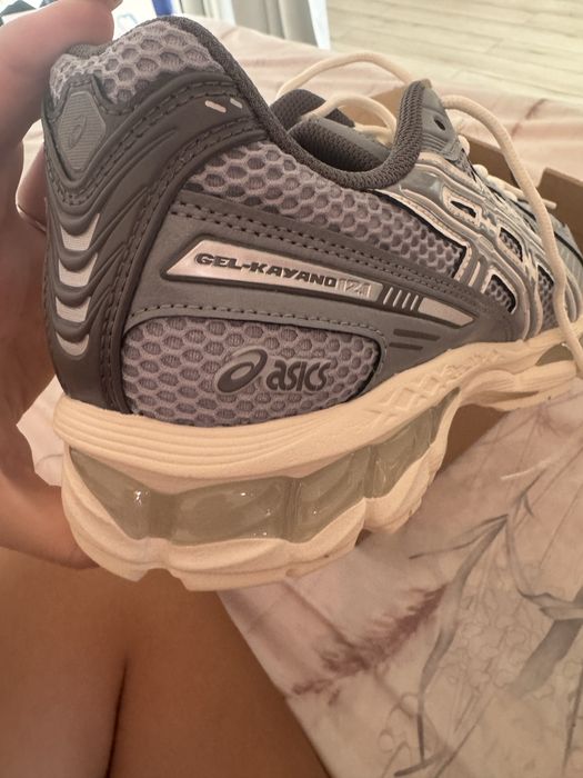 Vand pereche de pantofi Asics marimea 42
