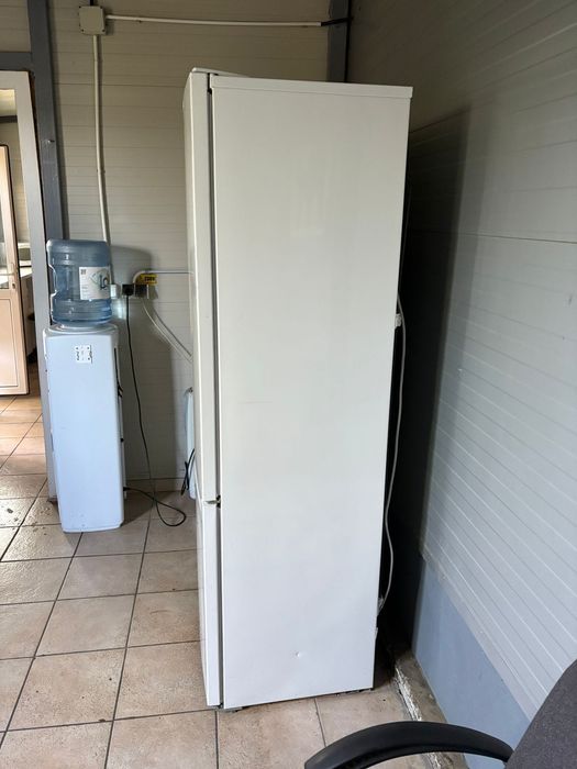 Frigider aproximativ nou