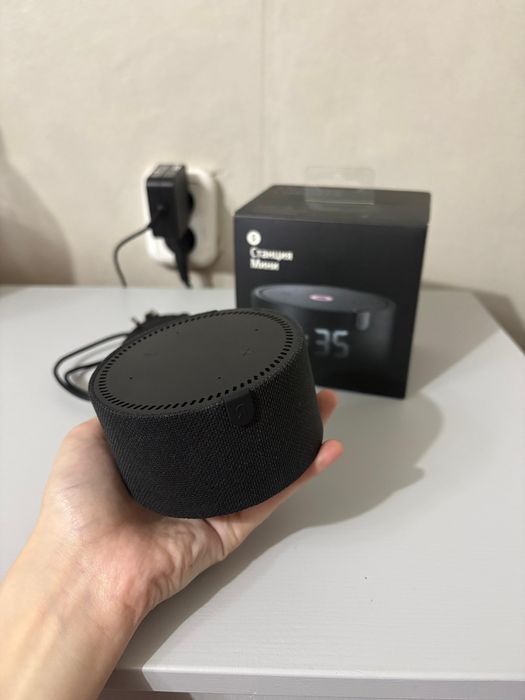 Продам колонку алиса с часами