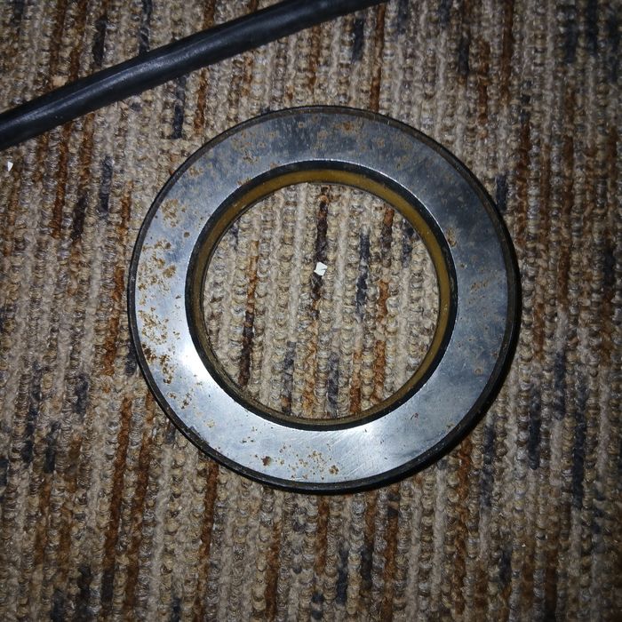 Продавам хидравлична помпа за управлението на ТК-80 БОЛГАР и аксиален лагер