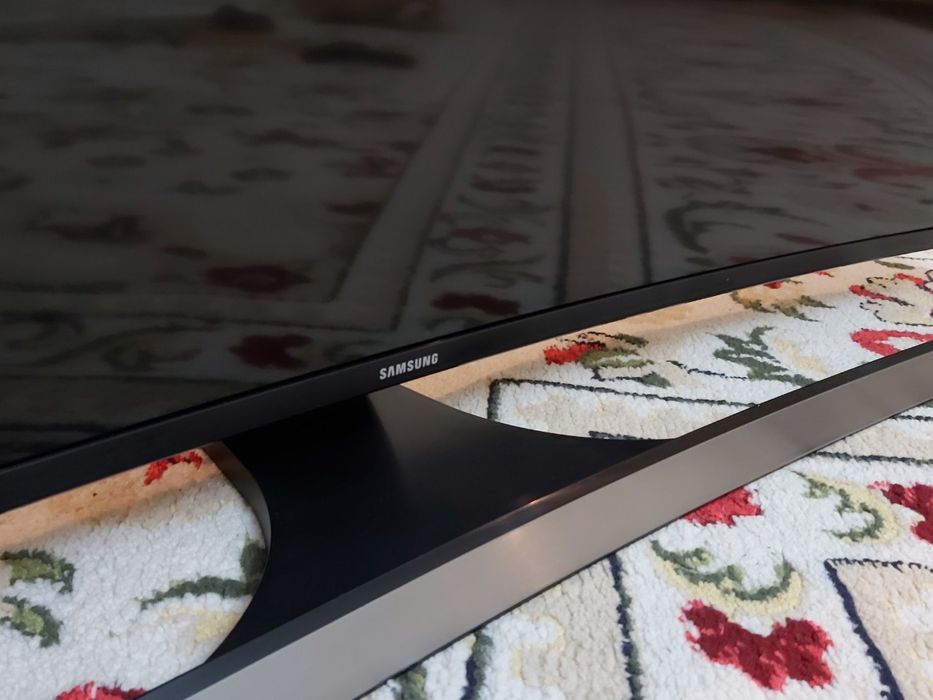 Изогнутый ТВ Samsung