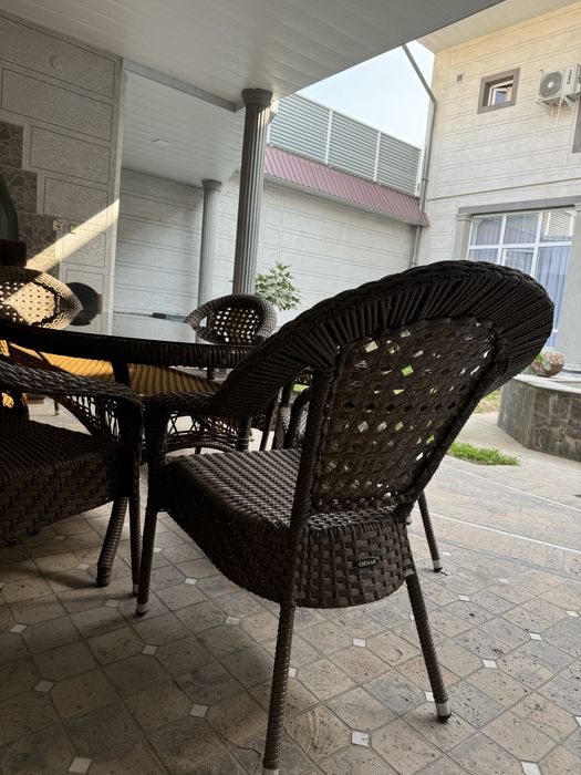 Ротан овальный стол и стулья новое купили но продаем дом