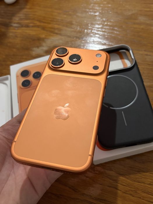 Iphone 17 pro Orange Cosmic
