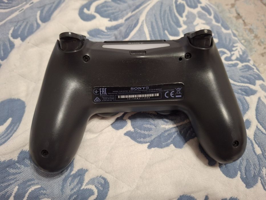 Игровой джостик ps4