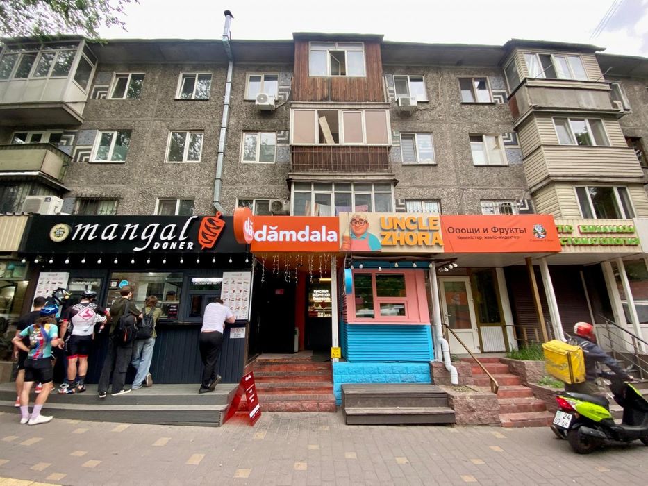 Әпке інісінің сексіне шабуыл жасайды