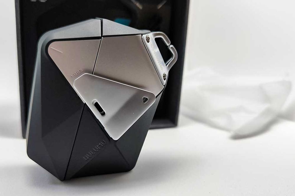 Защитен калъф за AirPods Pro 3 – метална защита и найлонова катарама
