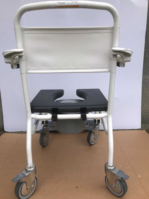 Scaun WC cu roti blocabile