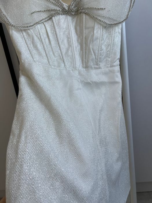 Бяла вталена мини рокля с брокат