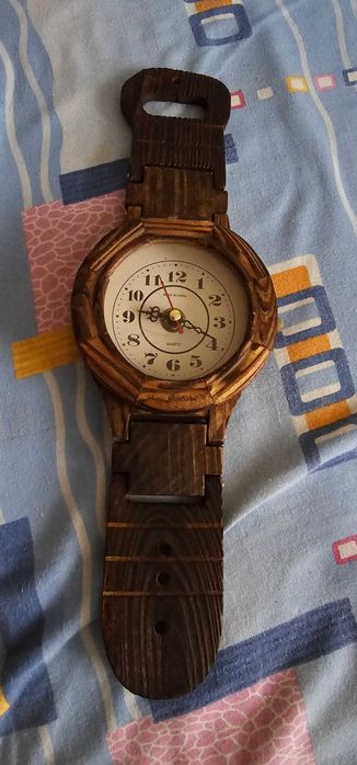 Ceas bratara din lemn maro