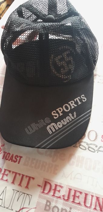 Шапки с дълга козерка