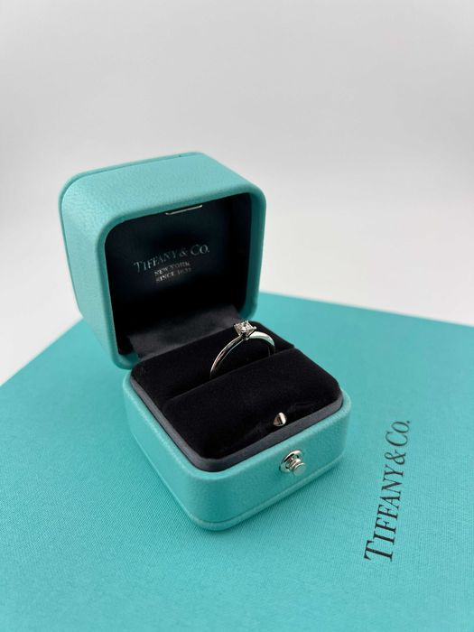 Кольцо с бриллиантом Tiffany&Co
