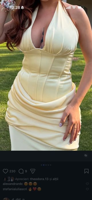 Titlu: Rochie lunga de seara satinata, corset, galbena unt