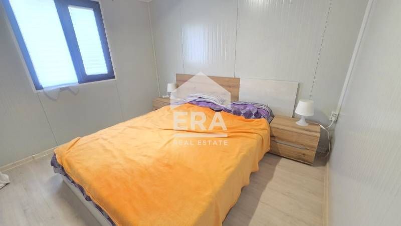 Обзаведена къща (тип сглобяема) с двор и голяма веранда за продажба в