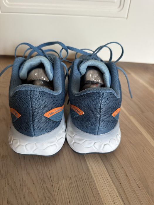 New Balance размер 43  новые в упаковке