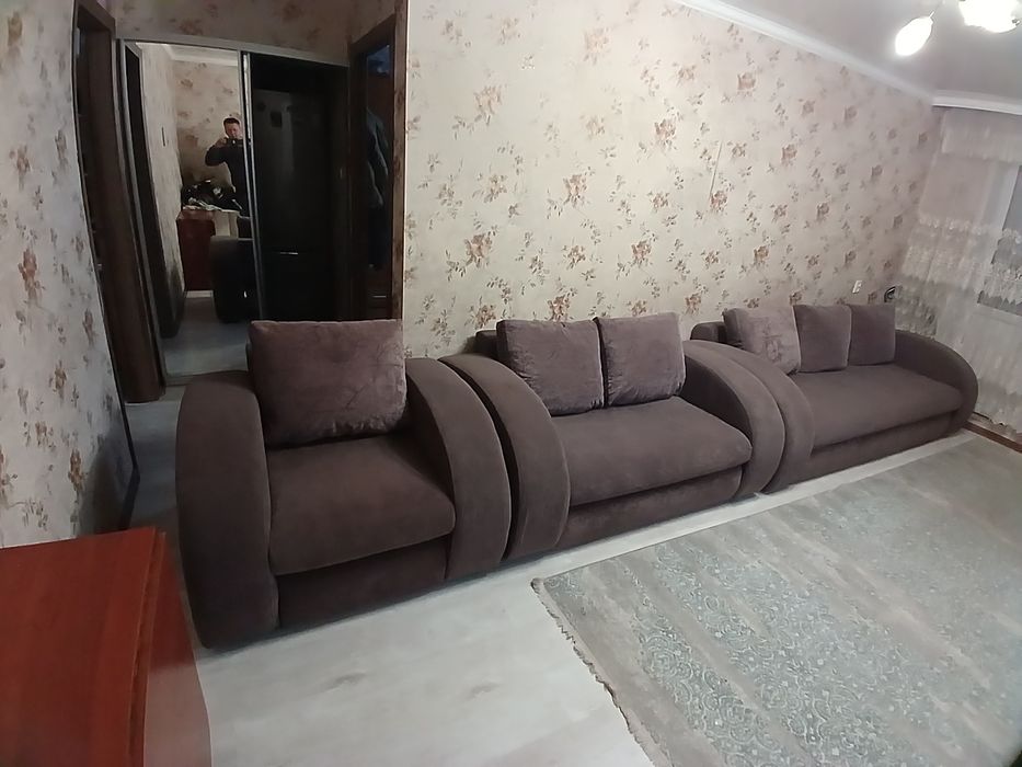 Диван тройка хоршего качества.
