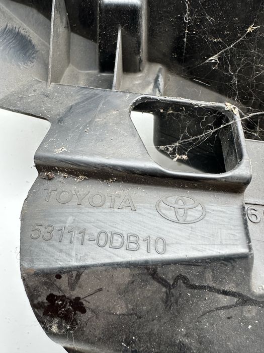 Решетка в предна броня  Toyota Yaris 20-24
