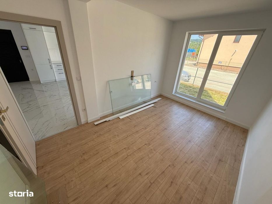BLOC NOU, Str. Brândușelor–Ap. 3 camere, curte privata, loc de parcare