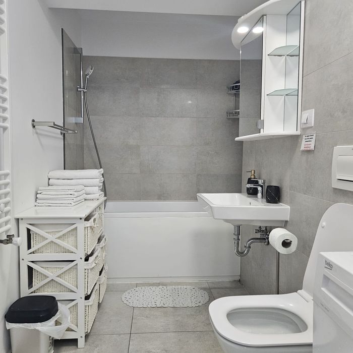 Proprietar inchiriez garsoniera parter ansamblu rezidential 420 euro