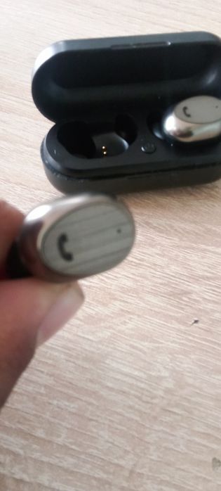 Rangi qora eshitishga qulay boʻlgan airpods