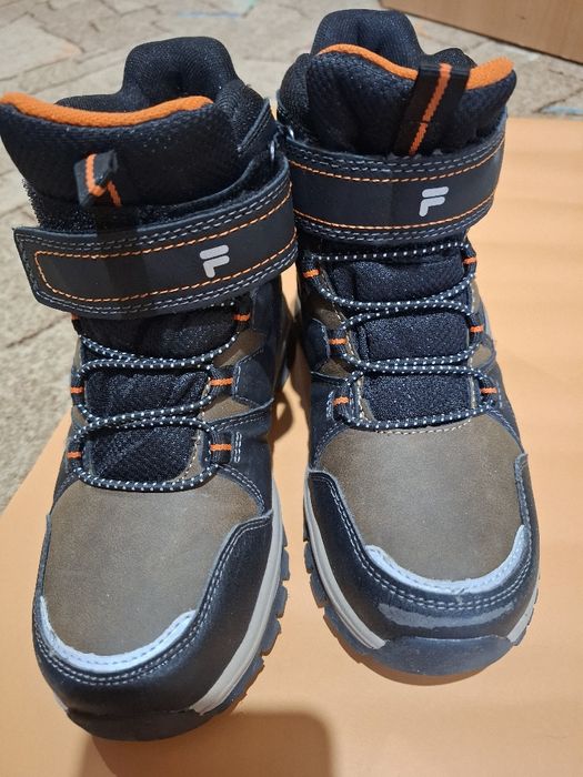 Продавам нови зимни боли за момче,марка Fila