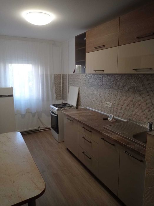 Închiriez apartament
