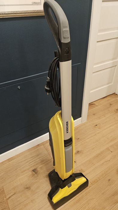 Aspirator vertical cu spalare (mop rotativ) - Karcher
