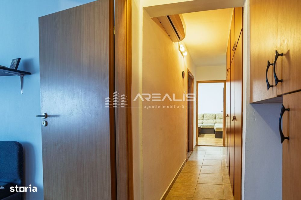 De închiriat -Apartament 3 camere, decomandat, zonă centrală