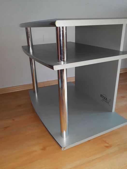 Продавам масичка за телевизор, с колелца