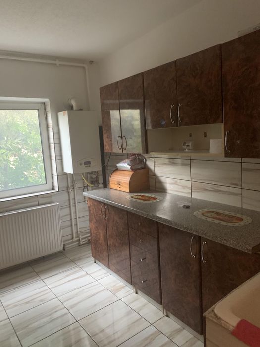 Inchiriez apartament 3 camere mobilat pe strada Tineretului