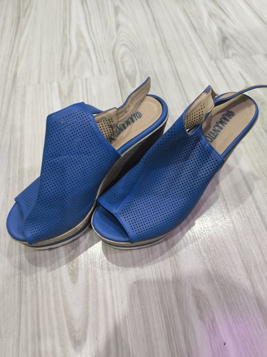 Нови платформи, син цвят