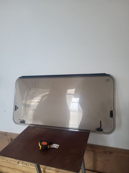 Vand geamuri rulota am mai multe modele.