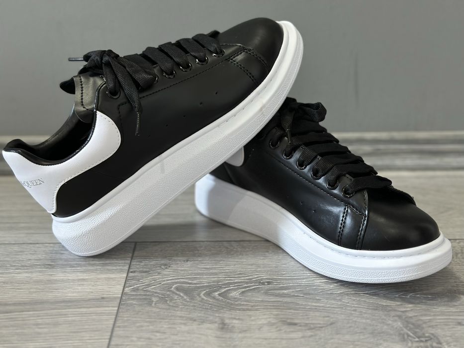 Alexander Mcqueen - Black and White - 40-44 *nu versace , gucci  nike , yeezy , lv , valentino , dior