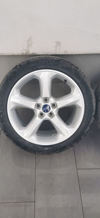 Vând set anvelope vara 235/45/18