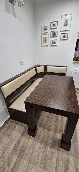 Coltar de bucătărie cu masă