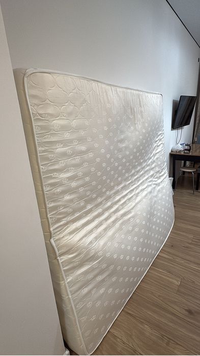 Отдам даром матрас+ основание 180/200