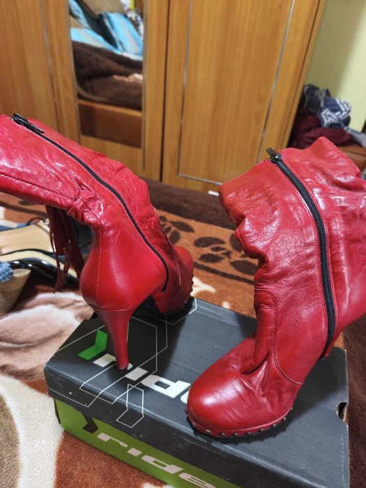 CISME din piele cu toc, capse si ciucurei, de culoare rosu si pielea manusa de moale