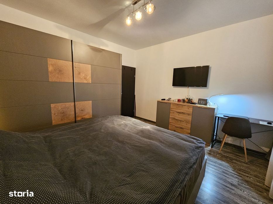 Vand apartament 3 camere decomandate , la vila + curte individuala
