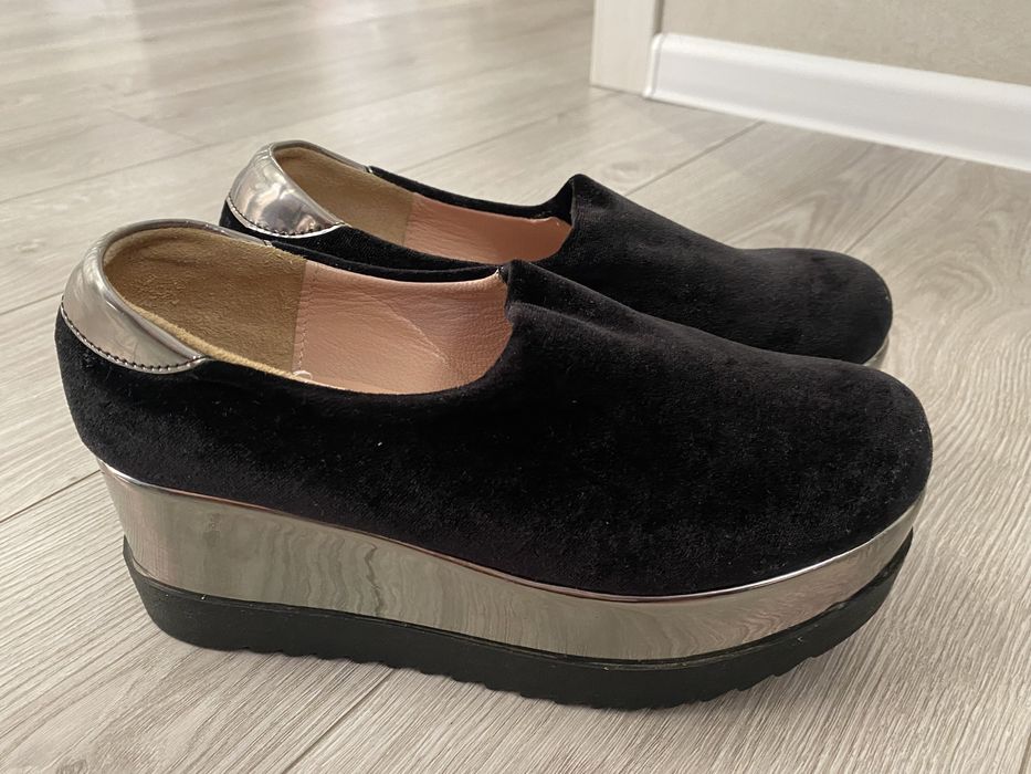 Продам лоферы туфли кроссовки