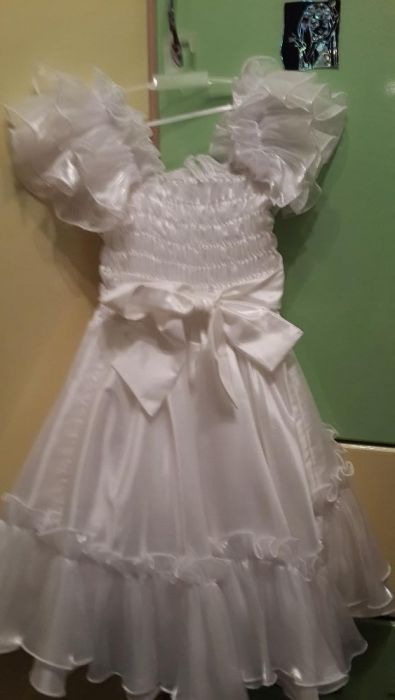 Платье нарядное белое