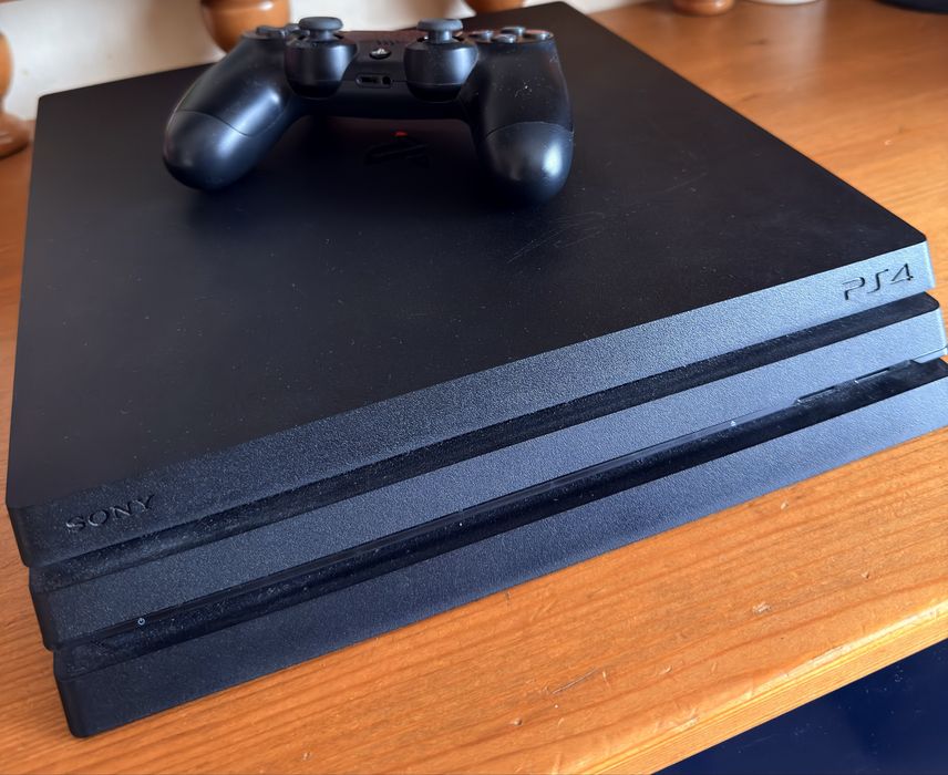 Ps 4 pro foarte putin folosit+controller original+ssd 1 tb