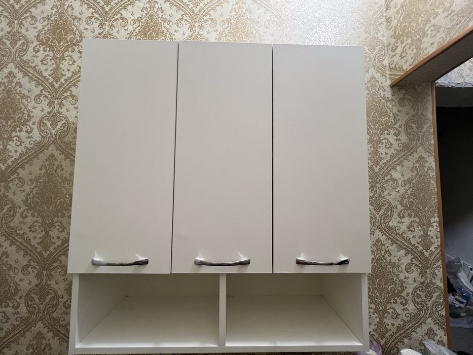 Навесной шкафчик