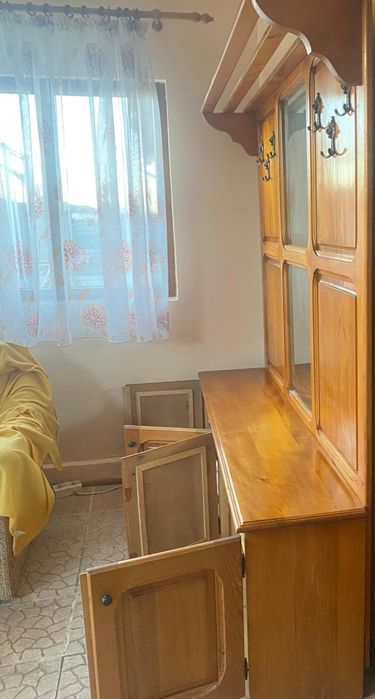 Cuier haine prevăzut cu spatii depozitare - lemn masiv ( molid )
Stare