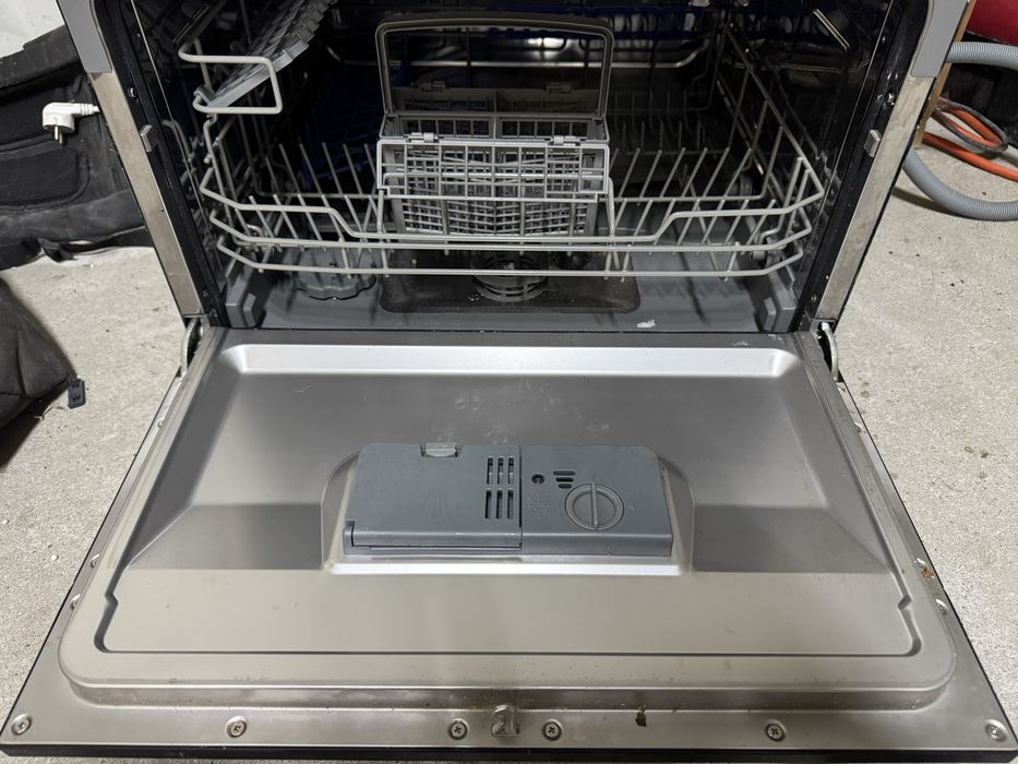 Vând mașină de spălat vase Klarstein, model compact, ideală pentru apartament sau spații mici.