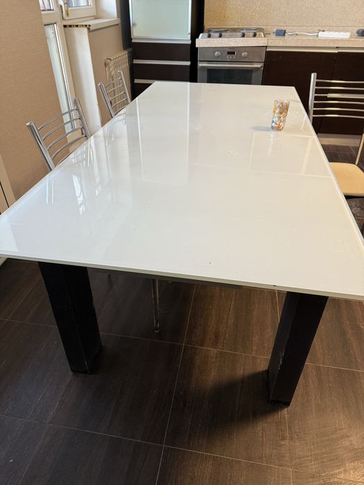 Обеденный стол стекляный